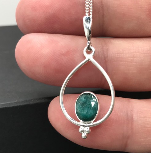 Emerald quartz oval pendant